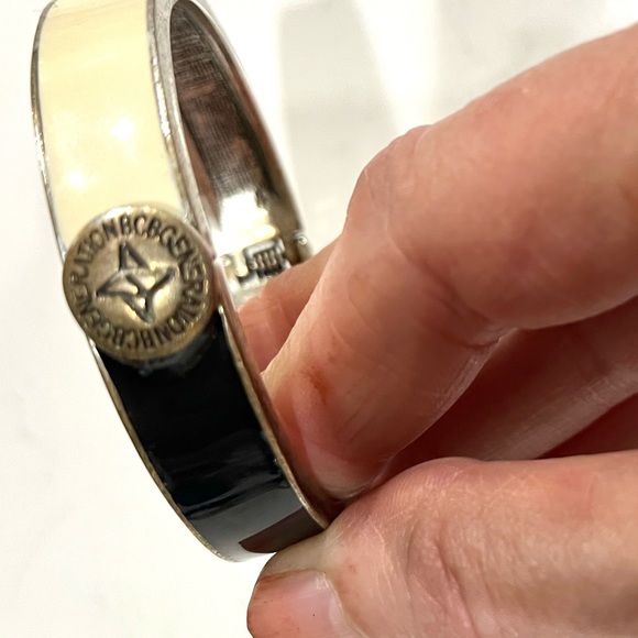 VINTAGE EXTREMELY RARE BCBG ENAMEL BLACK & WHITE DESIGN CUFF BRACELET , EUC - Picture 2 of 8